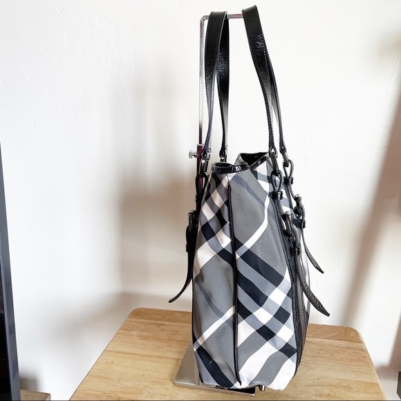 Burberry Victoria Beat Check Nova Tote Bag - Picture 4 of 16